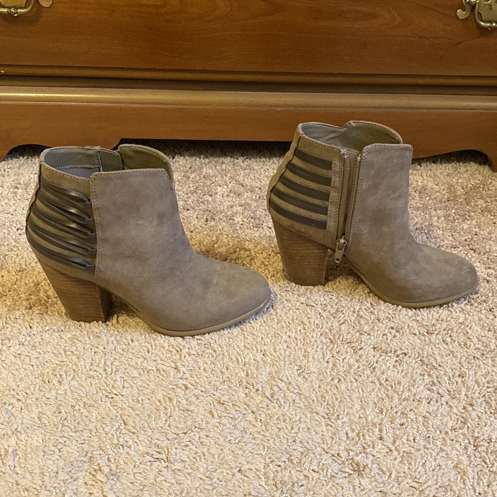 Heeled booties - Picture 3 of 11
